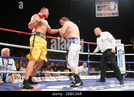 Tyson Fury (Goldshorts) besiegt John McDermott, um den englischen Heavyweight Boxing Title im Brentwood Center, Essex, zu gewinnen, der von Frank Maloney gefördert wird Stockfoto