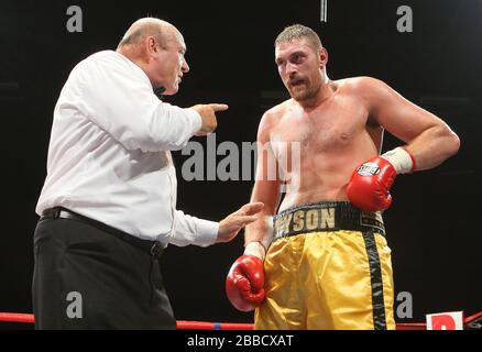 Tyson Fury (Goldshorts) besiegt John McDermott, um den englischen Heavyweight Boxing Title im Brentwood Center, Essex, zu gewinnen, der von Frank Maloney gefördert wird Stockfoto