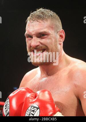 Tyson Fury (Goldshorts) besiegt John McDermott, um den englischen Heavyweight Boxing Title im Brentwood Center, Essex, zu gewinnen, der von Frank Maloney gefördert wird Stockfoto