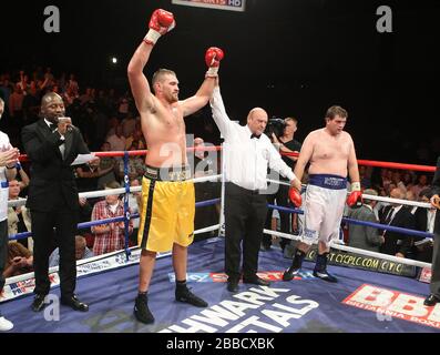 Tyson Fury (Goldshorts) besiegt John McDermott, um den englischen Heavyweight Boxing Title im Brentwood Center, Essex, zu gewinnen, der von Frank Maloney gefördert wird Stockfoto