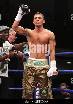 Grant Skehill (Wanstead, braune Shorts) besiegt Billy Smith (Stourport, schwarze Shorts) in einem Light-MiddegewEight Boxwettkampf in der York Hall, Bethnal Gree Stockfoto