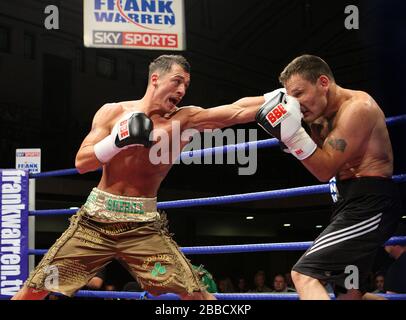 Grant Skehill (Wanstead, braune Shorts) besiegt Billy Smith (Stourport, schwarze Shorts) in einem Light-MiddegewEight Boxwettkampf in der York Hall, Bethnal Gree Stockfoto