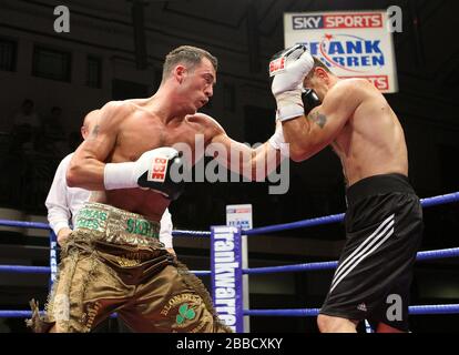 Grant Skehill (Wanstead, braune Shorts) besiegt Billy Smith (Stourport, schwarze Shorts) in einem Light-MiddegewEight Boxwettkampf in der York Hall, Bethnal Gree Stockfoto