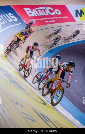 Radfahrer fahren an den sechs Tagen in Berlin, einem sechstägigen Bahnradrennen, im Velodrom Stockfoto