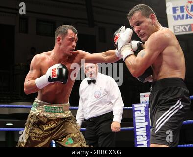 Grant Skehill (Wanstead, braune Shorts) besiegt Billy Smith (Stourport, schwarze Shorts) in einem Light-MiddegewEight Boxwettkampf in der York Hall, Bethnal Gree Stockfoto