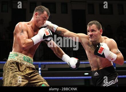 Grant Skehill (Wanstead, braune Shorts) besiegt Billy Smith (Stourport, schwarze Shorts) in einem Light-MiddegewEight Boxwettkampf in der York Hall, Bethnal Gree Stockfoto