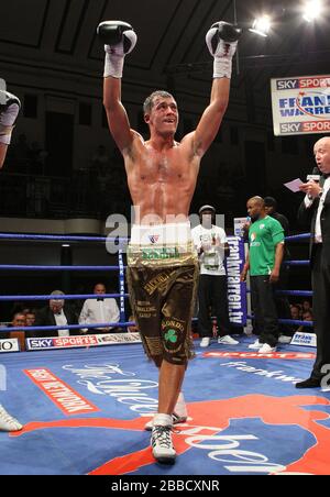 Grant Skehill (Wanstead, braune Shorts) besiegt Billy Smith (Stourport, schwarze Shorts) in einem Light-MiddegewEight Boxwettkampf in der York Hall, Bethnal Gree Stockfoto