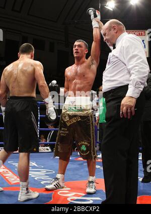 Grant Skehill (Wanstead, braune Shorts) besiegt Billy Smith (Stourport, schwarze Shorts) in einem Light-MiddegewEight Boxwettkampf in der York Hall, Bethnal Gree Stockfoto