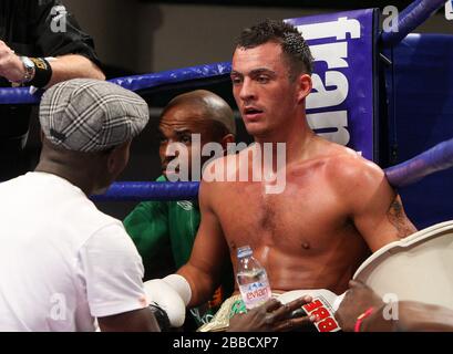 Grant Skehill (Wanstead, braune Shorts) besiegt Billy Smith (Stourport, schwarze Shorts) in einem Light-MiddegewEight Boxwettkampf in der York Hall, Bethnal Gree Stockfoto