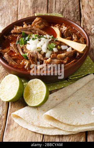 Birria ist ein mexikanisches Gericht, ein würziger Eintopf, der traditionell aus Ziegenfleisch in einer Schüssel auf dem Tisch zubereitet wird. Vertikal Stockfoto