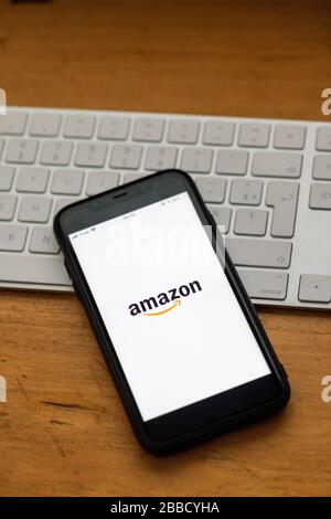 Paris, Frankreich - Februar 20, 2020: Handy, das die Amazon-Website auf Holzgrund zeigt Stockfoto