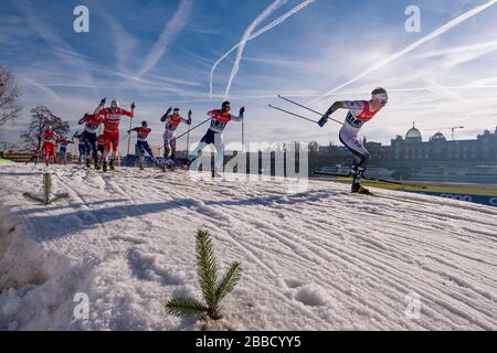 Männer Rennen beim Skilanglauf-Sprint-Weltcup der FIS am Elbufer, der Skyline der Stadt im Weitblick Stockfoto