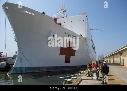 NEW YORK, NY - 30. MÄRZ: Das Militär-Sealift-Kommando-Lazarettschiff USNS Comfort (T-AH 20) wird von der US-Küstenwache, der New Yorker Polizeibehörde und den Anlagen der New Yorker Feuerwehr begleitet, wenn das Schiff in New York City, 30. März 2020 ankommt. Komfort, der zur Unterstützung der COVID-19-Reaktionsbemühungen des Landes eingesetzt wird und als Überweisungskrankenhaus für nicht-COVID-19-Patienten dient, die derzeit in Landkrankenhäusern eingeliefert werden. So können Krankenhäuser in Landhäusern ihre Bemühungen auf COVID-19-Fälle konzentrieren. Eine der Missionen des Verteidigungsministeriums ist die Verteidigungsunterstützung von Zivilbehörden. DoD wird unterstützt Stockfoto