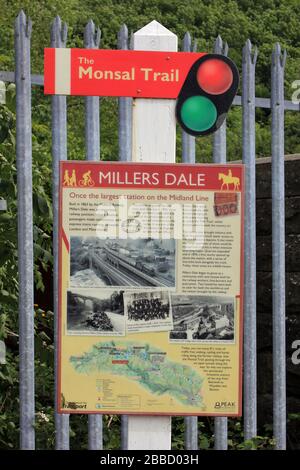 Melden Sie sich am ehemaligen Bahnhof Millers Dale auf dem Monsal Trail, Derbyshire, Großbritannien an Stockfoto