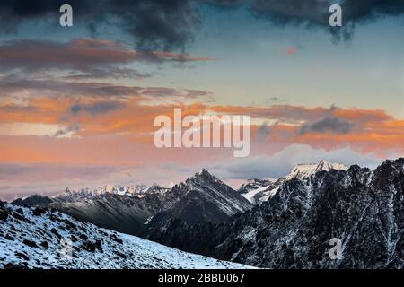 Sonnenuntergang vom Ala Kul Pass. Landschaft an der Terskey Alatau Bergkette in den Tian Shan Bergen. Kirgisistan, Zentralasien.