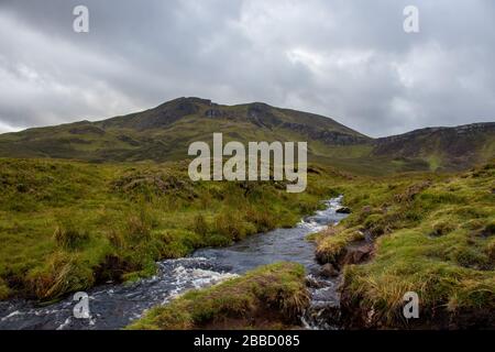 Schöne Aussicht rund um Bride's Veil Falls in der Nähe von Old man of Storr auf der Insel Skye im Hochland von Schottland Stockfoto