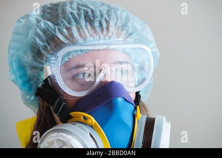 Porträt einer Frau im Gesundheitswesen in Schutzbrille und Atemschutzmaske. Medizinisches Personal, Krankenhausarzt oder Wissenschaftler, die an der Entwicklung von Anti-Virus vac arbeiten Stockfoto