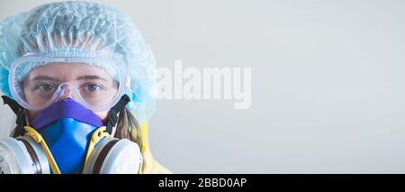Porträt einer Frau im Gesundheitswesen in Schutzbrille und Atemschutzmaske. Medizinisches Personal, Krankenhausarzt oder Wissenschaftler, die an der Entwicklung von Anti-Virus vac arbeiten Stockfoto