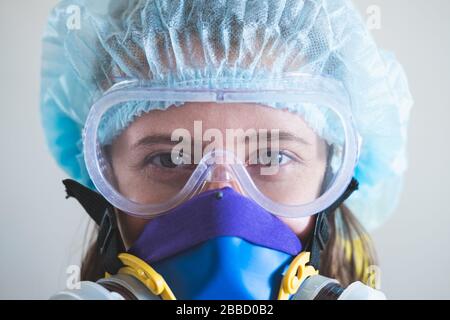 Porträt einer Frau im Gesundheitswesen in Schutzbrille und Atemschutzmaske. Medizinisches Personal, Krankenhausarzt oder Wissenschaftler, die an der Entwicklung von Anti-Virus vac arbeiten Stockfoto