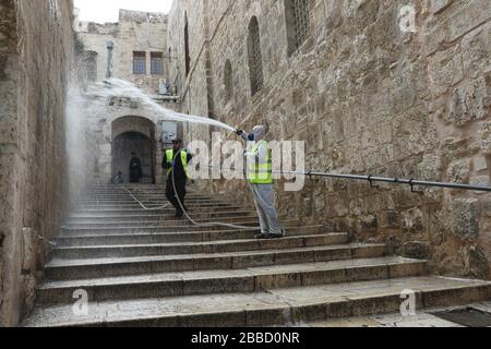 Jerusalem. März 2020. Die Arbeiter säubern am 30. März 2020 eine Gasse in der Altstadt von Jerusalem inmitten einer Coronavirus-Epidemie. Credit: Muammar Awad/Xinhua/Alamy Live News Stockfoto