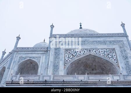 Aufwändig detaillierte façade von Taj Mahal an einem trüben, nebligen Tag Stockfoto