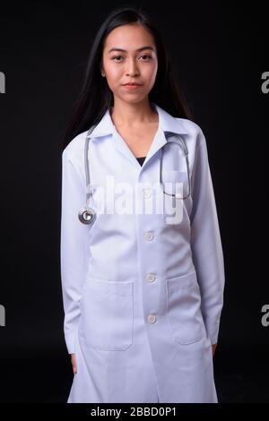 Porträt der jungen schönen asiatischen Frau Doktor Stockfoto
