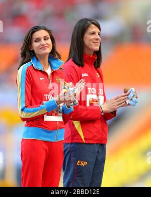Die Russin Anna Chicherova(links) steht auf dem Podium, um ihre Bronzemedaille vom Damenriegel Hugh Jump neben der spanischen Ruth Beitia zu erhalten, die ebenfalls Bronze gewann Stockfoto