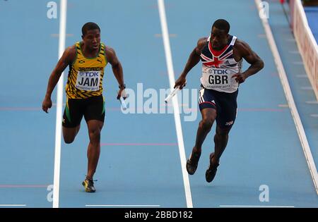 Großbritanniens Dwain Chambers (rechts) gewinnt die 4x100-Meter-Staffel der Männer eine vor dem Jamaikaner Oshane Bailey Stockfoto