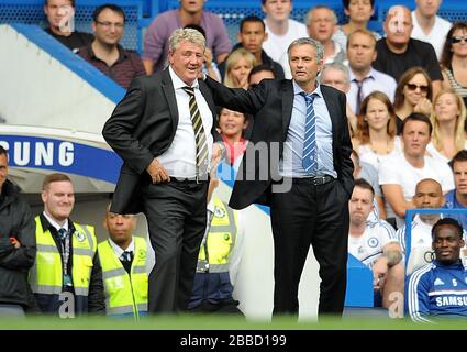 Chelsea-Manager Jose Mourinho (rechts) und Hull City Tiger-Manager Steve Bruce auf der Touchline Stockfoto