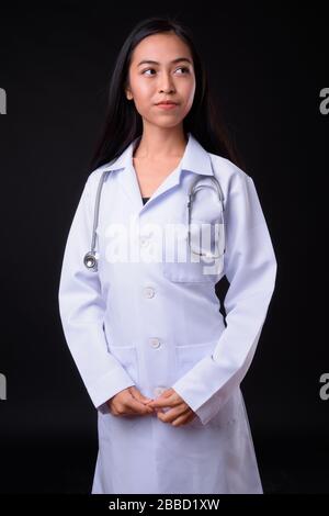 Porträt der jungen schönen asiatischen Frau Doktor Denken Stockfoto