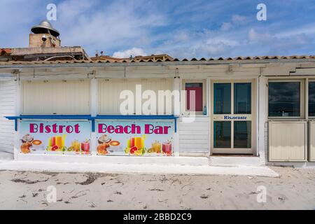 Strandbar, Tretboote, Sonnenschirme und andere Dinge in der Vorsaison am Strand am Golfo aranci in Figari auf Sardinien, Italien Stockfoto