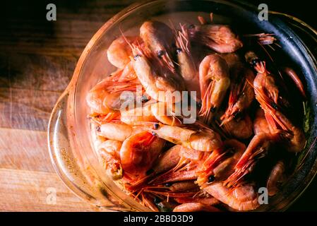 Würzige Garnelen. Gekochte Garnelen, viele gekochte geschälte Garnelen. Konzept der gesunden Ernährung. Stockfoto
