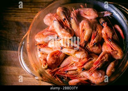 Würzige Garnelen. Gekochte Garnelen, viele gekochte geschälte Garnelen. Konzept der gesunden Ernährung. Stockfoto