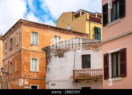 Häuser, Wohnungen und kleine Straßen in Sardinien und auf der Insel La maddalena, italien Stockfoto