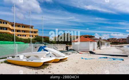 Strandbar, Tretboote, Sonnenschirme und andere Dinge in der Vorsaison am Strand am Golfo aranci in Figari auf Sardinien, Italien Stockfoto