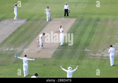 England Bowler Stuart Broad betrachtet Teamkollegen in der Dejection, als Schiedsrichter Tony Hill nicht dem australischen Schlagmann Steve Smith aus LBW gibt, während des Tages eines von ihm drittes Investec Ashes Testspiel am Old Trafford Cricket Ground Stockfoto