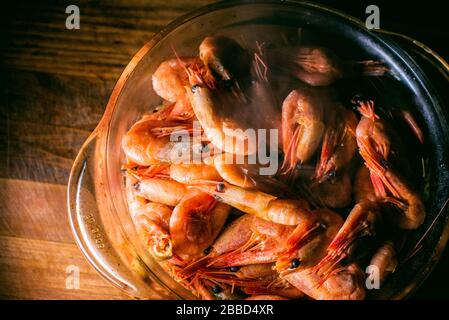 Würzige Garnelen. Gekochte Garnelen, viele gekochte geschälte Garnelen. Konzept der gesunden Ernährung. Stockfoto
