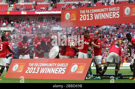 Die Spieler von Manchester United feiern den Gewinn des FA Community Shield Stockfoto