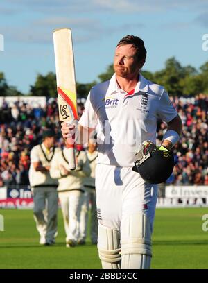 Englands Ian Bell verlässt das Feld, nachdem er ein Jahrhundert während des dritten Tages des vierten Investec Ashes Testspiels am Emirates Durham IKG in Durham erzielt hat. Stockfoto