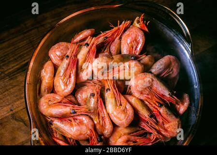 Würzige Garnelen. Gekochte Garnelen, viele gekochte geschälte Garnelen. Konzept der gesunden Ernährung. Stockfoto