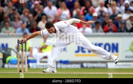 Der England-Bowler James Anderson läuft den australischen Batsman Steve Smith während des vierten Tages des dritten Investec Ashes Testspiels im Old Trafford Cricket Ground, Manchester, aus. Stockfoto