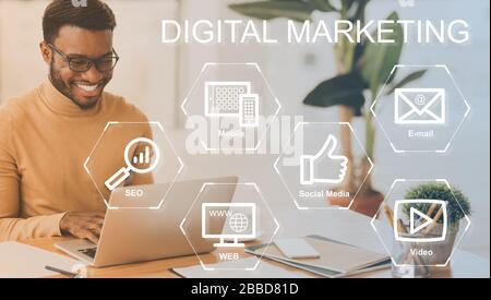 Digitales Marketing. Set von Internet-Commerce-Symbolen auf dem virtuellen Bildschirm und Geschäftsleuten, die mit Laptop, Collage arbeiten Stockfoto