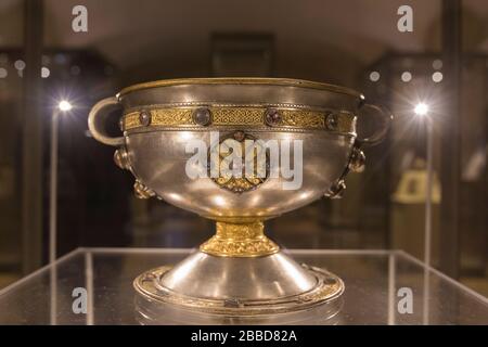 Dublin, Irland - 20. Februar 2020: Ardagh Chalice, ein Hort von Metalarbeiten aus dem 8. Und 9. Jahrhundert. Archäologisches Nationalmuseum von Irland Stockfoto