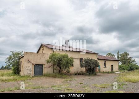WINBURG, SÜDAFRIKA - 1. MÄRZ 2020: Eine Straßenszene mit einem verlassenen Gebäude in Winburg Stockfoto