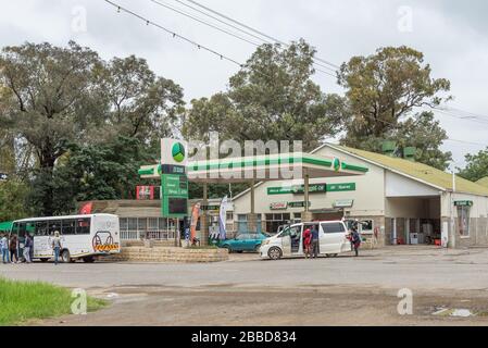 WINBURG, SÜDAFRIKA - 1. MÄRZ 2020: Eine Straßenszene mit Tankstelle, Menschen und Fahrzeugen in Winburg Stockfoto
