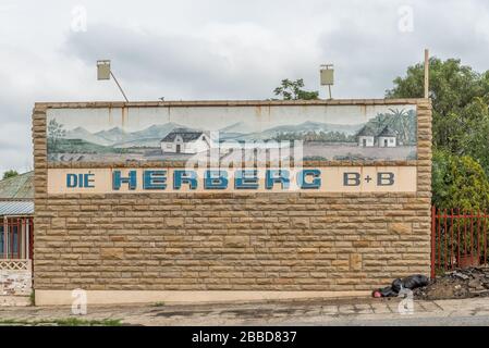 WINBURG, SÜDAFRIKA - 1. MÄRZ 2020: Logo einer Bed & Breakfast Einrichtung an einer Sandsteinmauer in Winburg Stockfoto