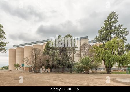 WINBURG, SÜDAFRIKA - 1. MÄRZ 2020: Eine Straßenszene mit Getreidesilos in Winburg Stockfoto