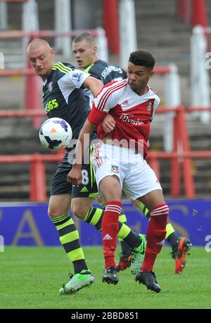 Andy Wilkinson (links) von Stoke City und Steve Tomassen von Wrexham kämpfen um den Ball Stockfoto