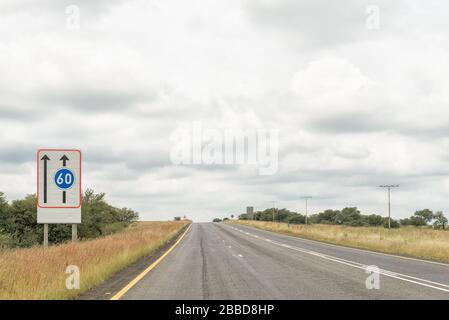WINBURG, SÜDAFRIKA - 1. MÄRZ 2020: Ein spurspezifisches Schild mit der Mindestgeschwindigkeit auf der N5 bei Winburg Stockfoto