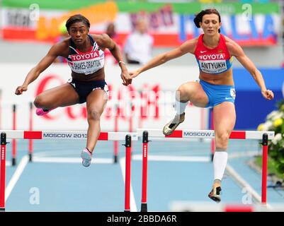 Großbritanniens Perri Shakes-Drayton und Russlands Natalya Antyukh (rechts) während der 400-m-Hürden der Frauen am dritten Tag der IAAF-Leichtathletik-Weltmeisterschaften 2013 im Luzhniki-Stadion in Moskau, Russland. Stockfoto